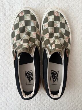 Vans size 10 men’s (11.5 women’s) green Checker Floral Slip-On Sneakers